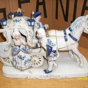 CARROZA CON DAMA Y CABALLERO-PORCELANA